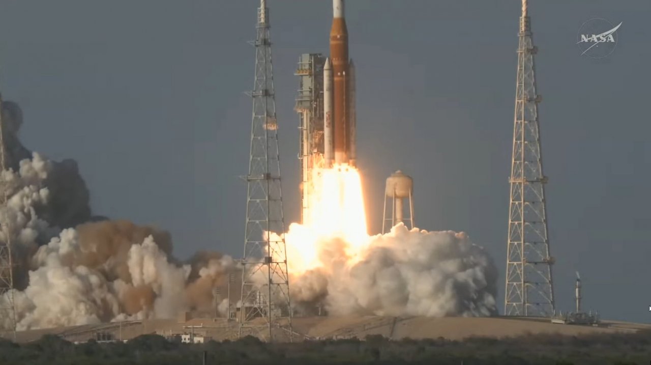 Artemis II uspešno poletel proti Luni